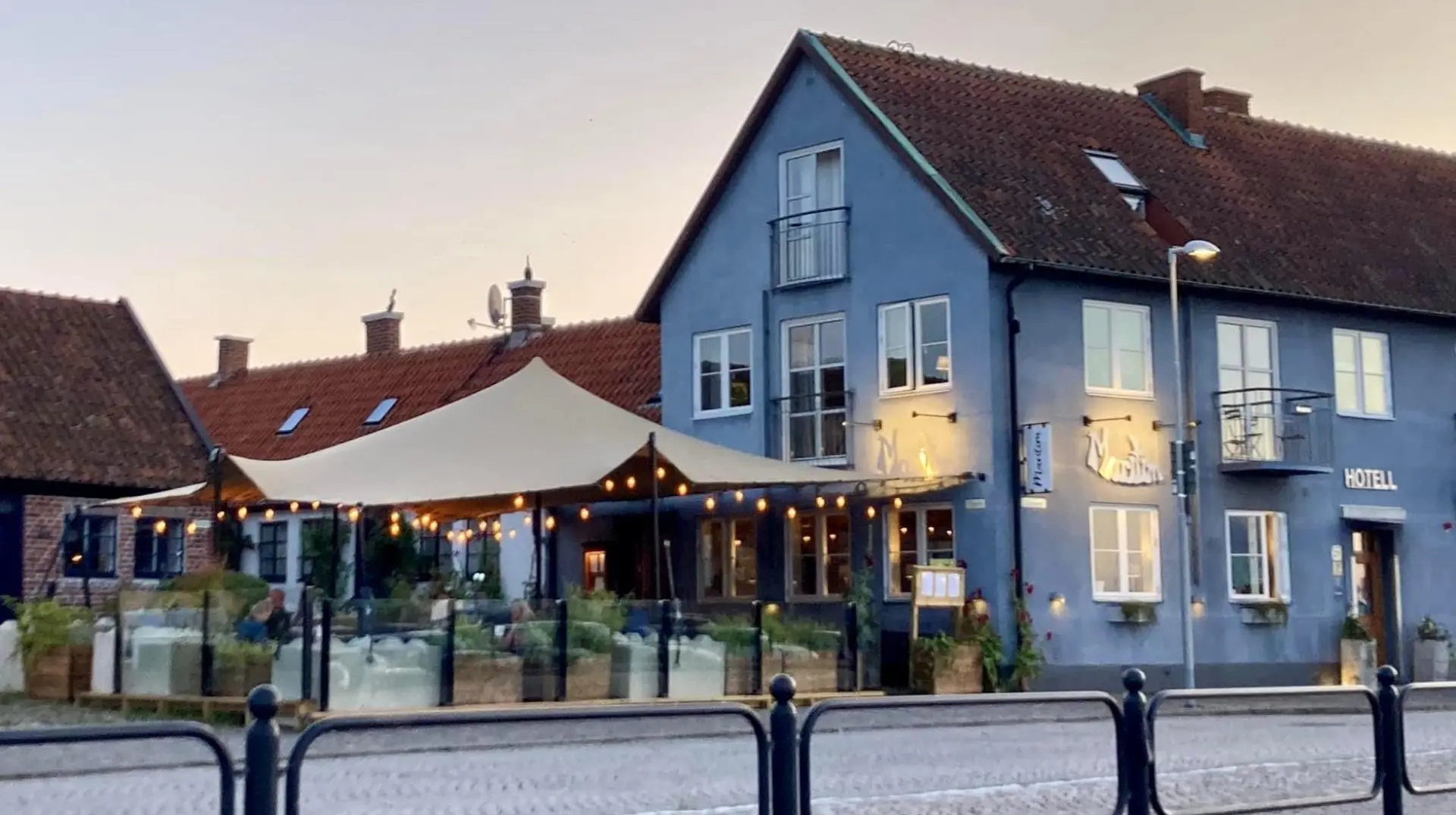 Sommarkväll med uteservering vid hamnen i Simrishamn